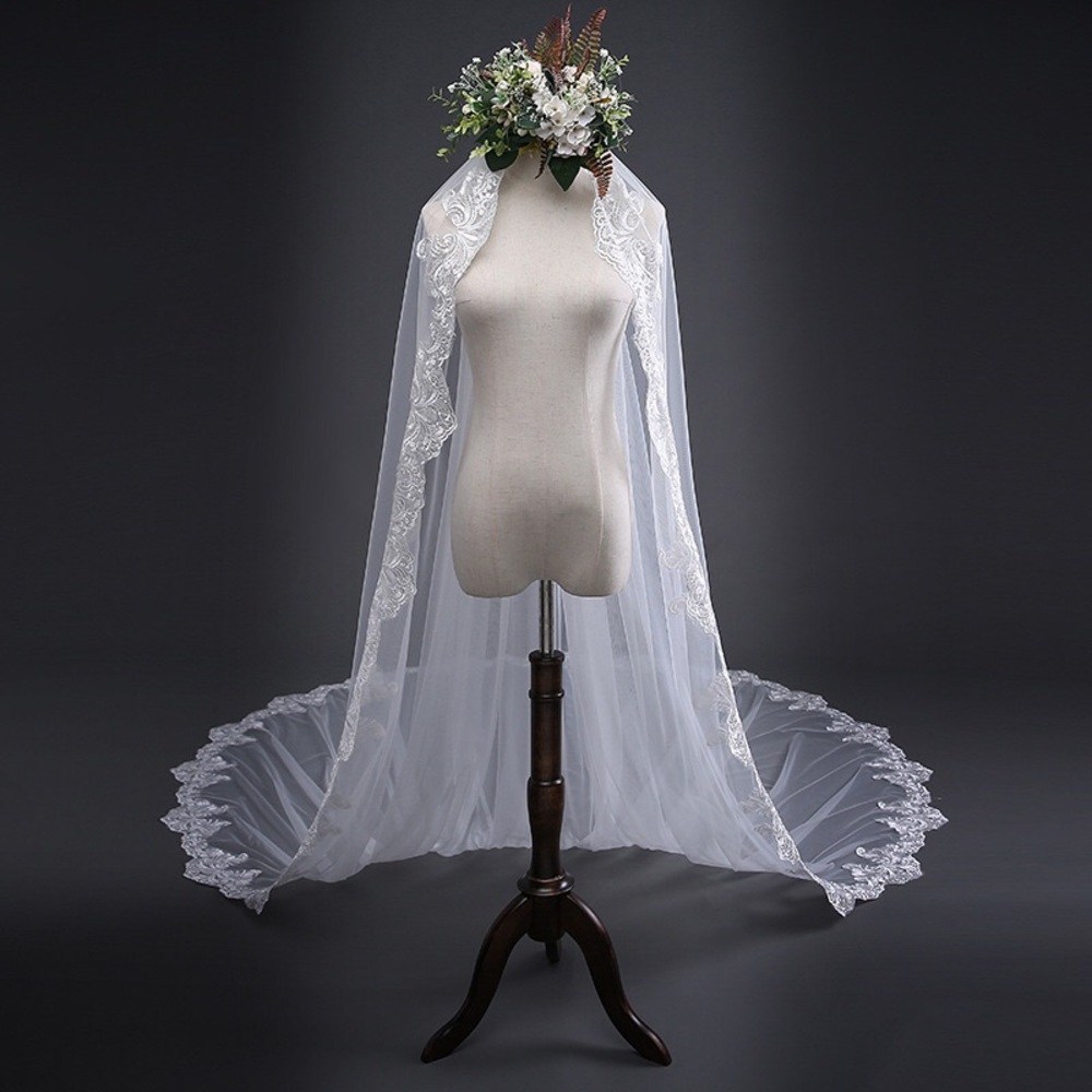 Elegant Long Lace-Edged Wedding Veil in White - Picture 5 of 5